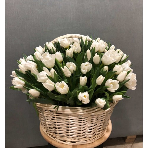 Корзина с цветами из белых тюльпанов размер XL