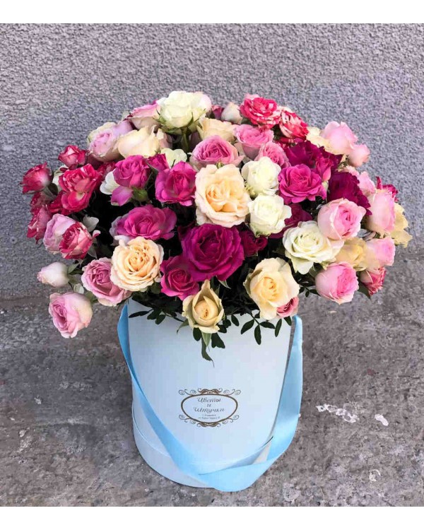 Коробка с цветами из кустовых роз