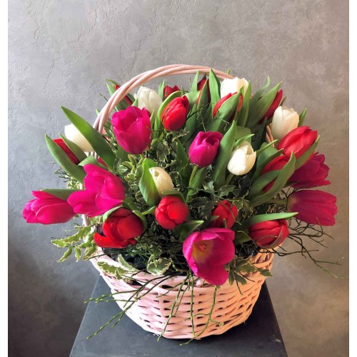 Корзина с цветами из тюльпанов размер M