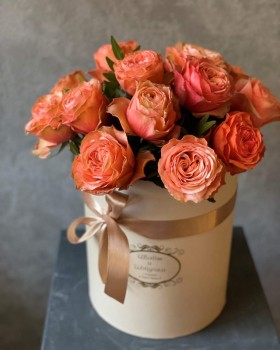 Коробка с пионовидными розами