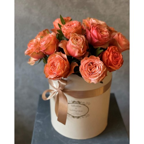Коробка с цветами из пионовидных роз